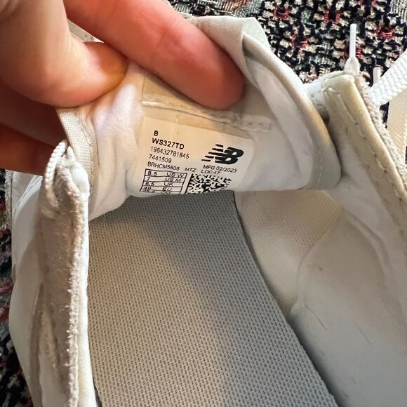 New Balance 327 Sneakers in white - Picture 8 of 9